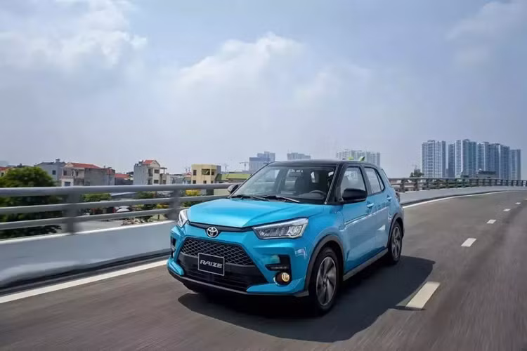  Toyota Raize: 312 xe So với đối thủ Kia Sonet, Toyota Raize tại Việt Nam có tỷ lệ tăng trưởng cao hơn, lên đến 124,4%. Tuy nhiên, doanh số trong tháng 12/2023 của mẫu xe Nhật Bản này chỉ đạt 312 xe, bằng 1/4 của Kia Sonet.