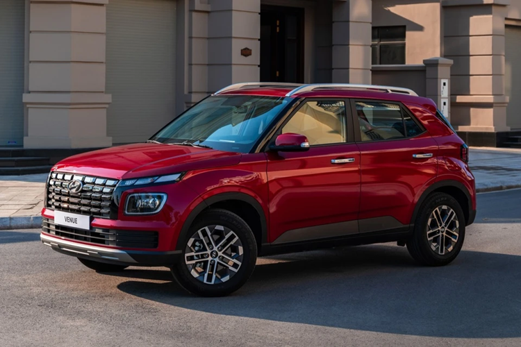 Động cơ cũng là điểm nhấn của xe khi có sức mạnh vượt trội hơn 2 đối thủ kể trên. Cụ thể, xe dùng động cơ xăng 3 xi-lanh thẳng hàng, tăng áp, dung tích 1.0L, cho công suất tối đa 120 mã lực và mô-men xoắn cực đại 172 Nm. Động cơ kết hợp với hộp số tự động ly hợp kép 7 cấp và hệ dẫn động cầu trước.