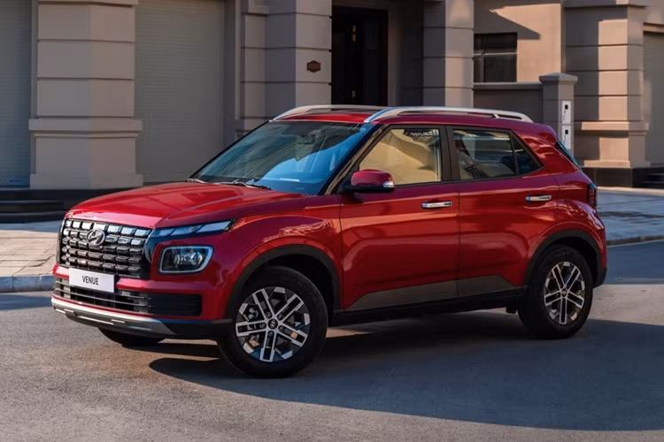 Động cơ cũng là điểm nhấn của xe khi có sức mạnh vượt trội hơn 2 đối thủ kể trên. Cụ thể, xe dùng động cơ xăng 3 xi-lanh thẳng hàng, tăng áp, dung tích 1.0L, cho công suất tối đa 120 mã lực và mô-men xoắn cực đại 172 Nm. Động cơ kết hợp với hộp số tự động ly hợp kép 7 cấp và hệ dẫn động cầu trước.