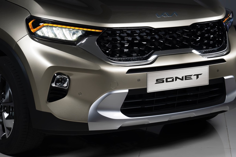 Với doanh số này, Kia Sonet dẫn đầu phân khúc SUV hạng A và lọt vào top 10 ô tô bán chạy nhất toàn thị trường trong năm 2023, đứng ở vị trí thứ 6. Ngoài ra, Sonet còn là mẫu xe bán chạy nhất của thương hiệu Kia ở thị trường Việt Nam trong năm vừa qua.