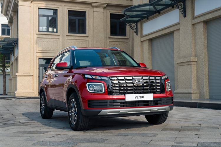 Trang bị an toàn của Hyundai Venue cũng khá đầy đủ trong phân khúc với 6 túi khí, hệ thống cân bằng điện tử, hỗ trợ khởi hành ngang dốc, camera lùi, cảm biến lùi, kiểm soát thân xe, kiểm soát hành trình, giới hạn tốc độ, cảm biến áp suất lốp và đèn chiếu sáng tự động.