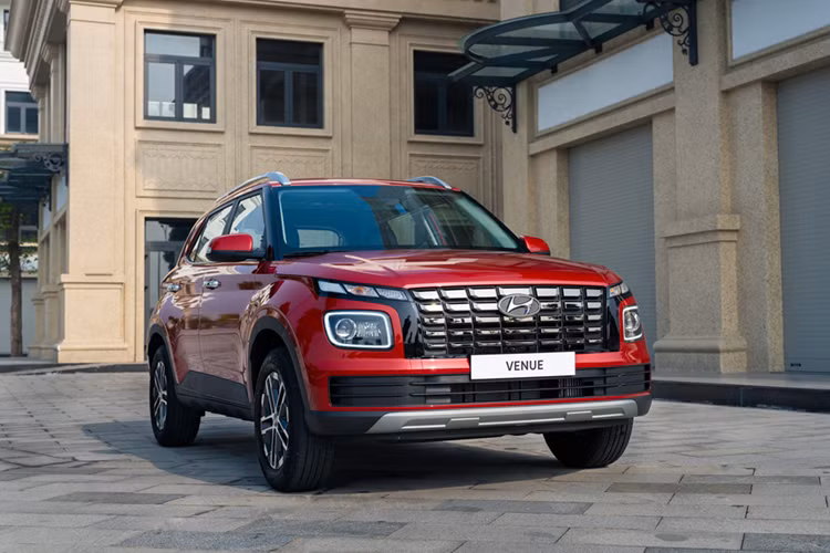 Trang bị an toàn của Hyundai Venue cũng khá đầy đủ trong phân khúc với 6 túi khí, hệ thống cân bằng điện tử, hỗ trợ khởi hành ngang dốc, camera lùi, cảm biến lùi, kiểm soát thân xe, kiểm soát hành trình, giới hạn tốc độ, cảm biến áp suất lốp và đèn chiếu sáng tự động.