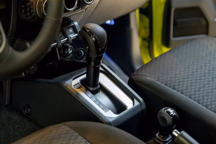 NGoài ra, xe còn sở hữu màn hình cảm ứng trung tâm 7 inch, hỗ trợ Apple CarPlay/Android Auto, điều hòa tự động 1 vùng, hệ thống AM/FM/Radio/MP3/WMA, khe thẻ nhớ SD, kết nối Bluetooth, cổng USB và 2 loa.