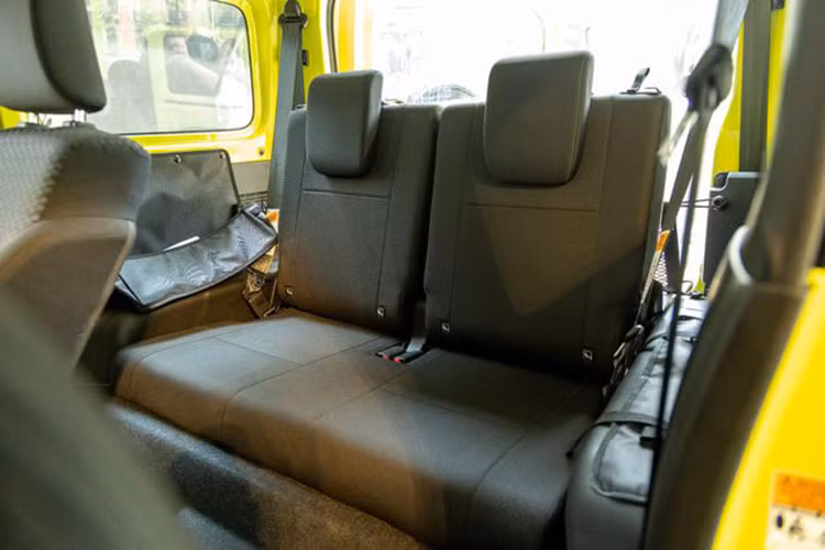 Bên trong xe có nội thất chỉ có 4 chỗ ngồi với một số trang bị như ghế bọc nỉ, vô lăng tích hợp phím chức năng, màn hình đa thông tin đơn sắc trong đồng hồ analog...