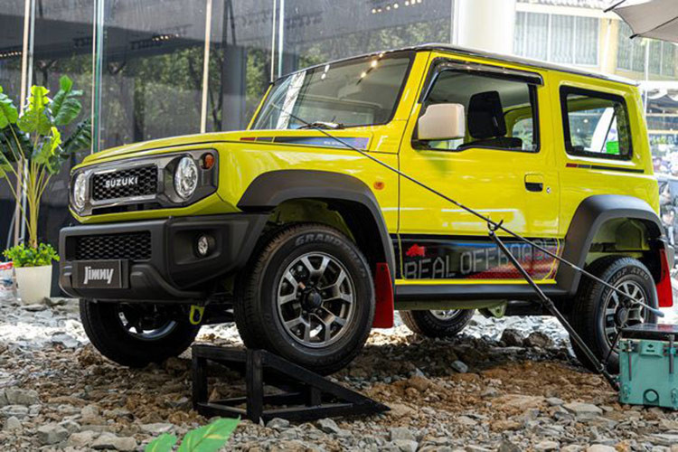 Suzuki Jimny sử dụng động cơ 4 xi-lanh thẳng hàng, dung tích 1.5 lít, sản sinh công suất tối đa 100 mã lực tại tua máy 6.000 vòng/phút. Động cơ đồng hành với hộp số tự động 4 cấp và hệ dẫn động 4 bánh.