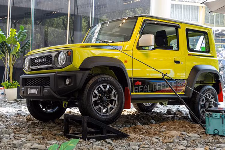 Suzuki Jimny sử dụng động cơ 4 xi-lanh thẳng hàng, dung tích 1.5 lít, sản sinh công suất tối đa 100 mã lực tại tua máy 6.000 vòng/phút. Động cơ đồng hành với hộp số tự động 4 cấp và hệ dẫn động 4 bánh.