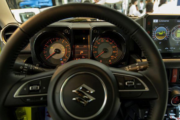 Những chiếc xe Suzuki Jimny tại Việt Nam đều thuộc phiên bản 3 cửa, vì thế, các số đo của xe bao gồm dài x rộng x cao lần lượt sẽ là 3.645 x 1.645 x 1.720 mm và chiều dài cơ sở 2.250 mm. Xe có giá bán chính hãng 789 triệu đồng.