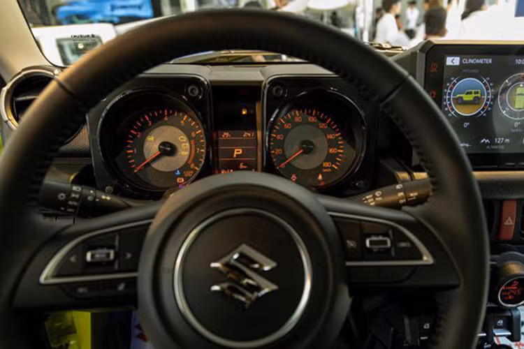 Những chiếc xe Suzuki Jimny tại Việt Nam đều thuộc phiên bản 3 cửa, vì thế, các số đo của xe bao gồm dài x rộng x cao lần lượt sẽ là 3.645 x 1.645 x 1.720 mm và chiều dài cơ sở 2.250 mm. Xe có giá bán chính hãng 789 triệu đồng.