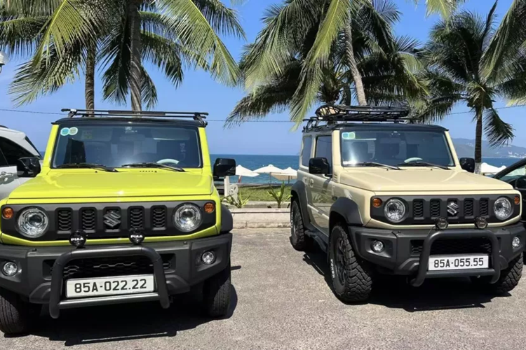 Mới đây, hình ảnh về 1 cặp xe Suzuki Jimny biển khủng ở tỉnh Ninh Thuận đã nhanh chóng nhận được sự quan tâm, khi 2 chủ xe xuống phố cùng nhau, không phải vì mang gói độ Brabus khủng, mà chỉ đơn giản, 2 xe có sở hữu biển số tứ quý rất đẹp mắt.