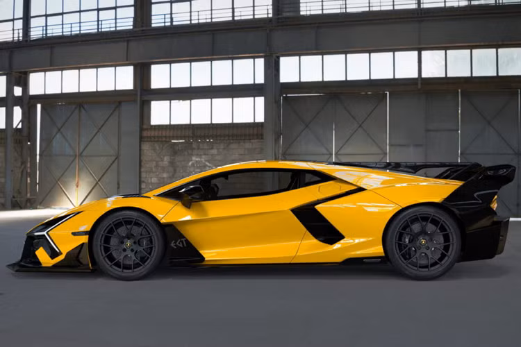 Gói nâng cấp mang tên Lamborghini Revuelto Edizione GT (E-GT) có diện mạo góc cạnh cùng những chi tiết nâng cấp “đô sộ” hơn đều được làm từ vật liệu sợi carbon. Gói độ này sẽ được sản xuất giới hạn chỉ 10 chiếc và sẽ có giá khởi điểm ở mức khoảng 288.888 Đô.