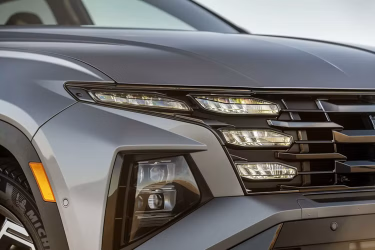 Phiên bản tiêu chuẩn được trang bị tấm chống trượt cỡ lớn ở cả phía trước và phía sau, phiên bản N Line thể hiện phong cách thể thao hơn với các chi tiết trang trí đồng màu với thân xe, trong khi phiên bản XRT được làm nổi bật với nhiều tấm ốp nhựa và thanh giá nóc.