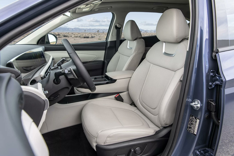 Hyundai Tucson 2025 được trang bị trở lại các nút bấm vật lý để điều khiển hệ thống điều hòa và âm thanh, thay vì sử dụng các nút cảm ứng như trước đây. Thêm vào đó, xe cũng có một số điểm mới như vô-lăng được thiết kế lại, đế sạc không dây được di chuyển sang vị trí khác hợp lý hơn và số lượng ổ cắm USB-C được cải thiện.