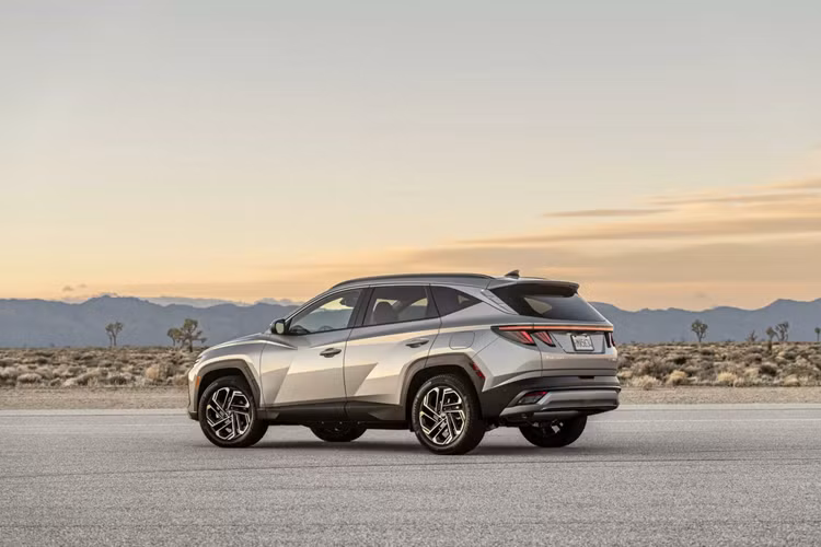 Tucson Hybrid 2025 giữ nguyên động cơ tăng áp 1.6L nhưng giờ đây kết hợp với một mô-tơ điện mạnh mẽ hơn có công suất 64 mã lực, cao hơn so với 59 mã lực của phiên bản trước, và đi kèm bộ pin 1.49 kWh. Tổng công suất kết hợp của hệ truyền động này đạt 231 mã lực.