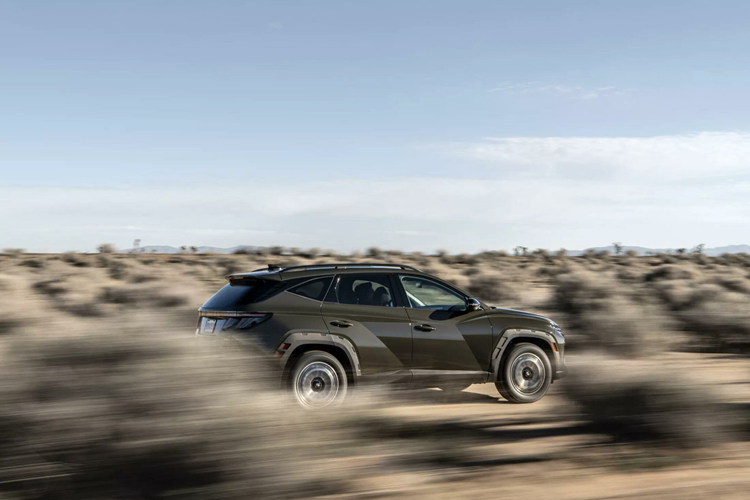 Phiên bản động cơ đốt trong của Tucson 2025 sẽ bắt đầu được mở bán tại các đại lý ở Mỹ vào tháng 6 này, còn phiên bản hybrid và plug-in hybrid dự kiến được ra mắt vào cuối mùa hè. Giá xe Hyundai Tucson 2025 tại thị trường Mỹ vẫn chưa được công bố.