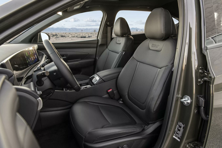 Nếu phát hiện người lái không phản ứng, xe sẽ tự động dừng, kích hoạt đèn báo nguy hiểm và phanh tay điện tử. Các lựa chọn về hệ thống truyền động của Hyundai Tucson 2025 tiếp tục kế thừa từ bản đời trước, với hầu hết những cải tiến chủ yếu tập trung vào các loại động cơ có yếu tố điện hóa.