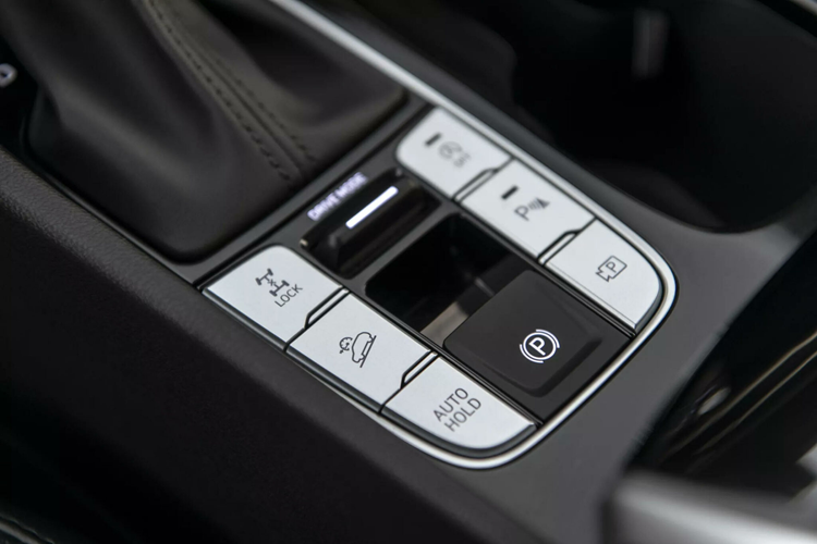 Đầu tiên là bản động cơ đốt trong với động cơ xăng 2.5L cho công suất 187 mã lực, kết hợp với hộp số tự động biến mô 8 cấp và hệ dẫn động cầu trước tiêu chuẩn hoặc dẫn động 4 bánh HTRAC tùy chọn.