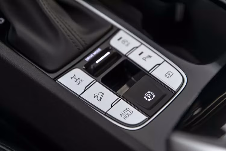 Đầu tiên là bản động cơ đốt trong với động cơ xăng 2.5L cho công suất 187 mã lực, kết hợp với hộp số tự động biến mô 8 cấp và hệ dẫn động cầu trước tiêu chuẩn hoặc dẫn động 4 bánh HTRAC tùy chọn.