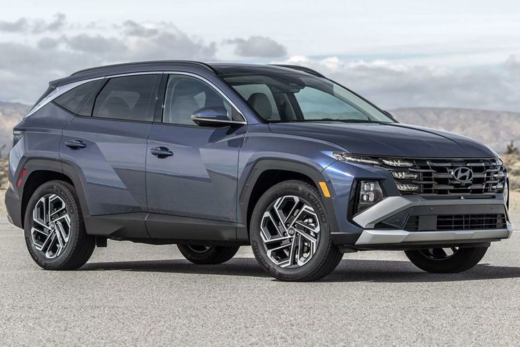 Là bản nâng cấp facelift nên đương nhiên ngoại hình Tucson 2025 được làm mới lại, đặc biệt là ở đầu xe khi lưới tản nhiệt và dải đèn LED chạy ban ngày tích hợp được chỉnh sửa nhẹ, còn chi tiết ốp bảo vệ đèn màu đen tạo điểm nhấn.