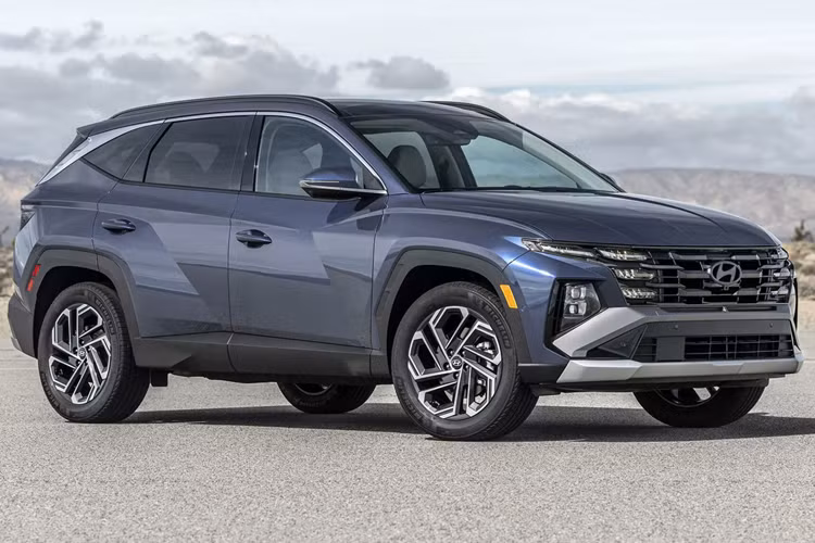 Là bản nâng cấp facelift nên đương nhiên ngoại hình Tucson 2025 được làm mới lại, đặc biệt là ở đầu xe khi lưới tản nhiệt và dải đèn LED chạy ban ngày tích hợp được chỉnh sửa nhẹ, còn chi tiết ốp bảo vệ đèn màu đen tạo điểm nhấn.