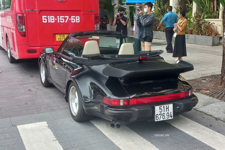Do thuộc vòng đời thứ hai, chiếc Porsche 930 Turbo Cabriolet độc nhất vô nhị ở nước ta đã được trang bị động cơ tăng áp dung tích 3.3L (tăng 0,3 lít so với bản tiền nhiệm) và hộp số sàn 5 cấp.