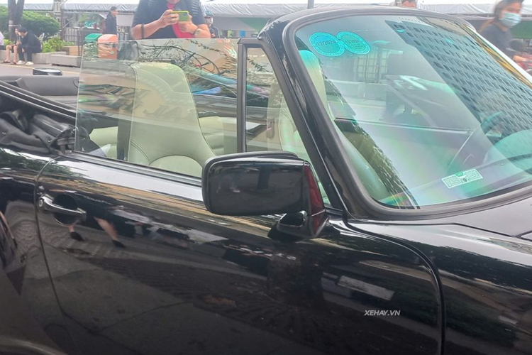 Để đáp ứng tiêu chuẩn an toàn, những chiếc 930 Turbo tại Việt Nam còn có thêm 2 chi tiết nhô ra ở cản sau. Sau hàng chục năm sử dụng, dù đã có dấu hiệu “lão hóa”, nhưng xe vẫn giữ được độ bóng nhất định. Điều đó cho thấy chiếc xe này đã được chủ nhân của nó nâng niu, chăm sóc rất nhiều.