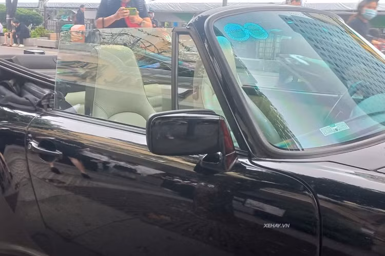 Để đáp ứng tiêu chuẩn an toàn, những chiếc 930 Turbo tại Việt Nam còn có thêm 2 chi tiết nhô ra ở cản sau. Sau hàng chục năm sử dụng, dù đã có dấu hiệu “lão hóa”, nhưng xe vẫn giữ được độ bóng nhất định. Điều đó cho thấy chiếc xe này đã được chủ nhân của nó nâng niu, chăm sóc rất nhiều.