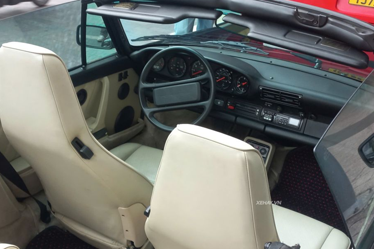 Về nội thất, bên trong khoang cabin của chiếc Porsche 930 Turbo Cabriolet được bọc da màu sáng xuyên suốt với thiết kế tối giản chỉ gồm vô lăng và bộ 5 đồng hồ cơ, mục đích là để lái xe tập trung vào trải nghiệm của xe mang lại.