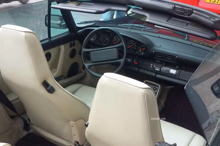 Về nội thất, bên trong khoang cabin của chiếc Porsche 930 Turbo Cabriolet được bọc da màu sáng xuyên suốt với thiết kế tối giản chỉ gồm vô lăng và bộ 5 đồng hồ cơ, mục đích là để lái xe tập trung vào trải nghiệm của xe mang lại.