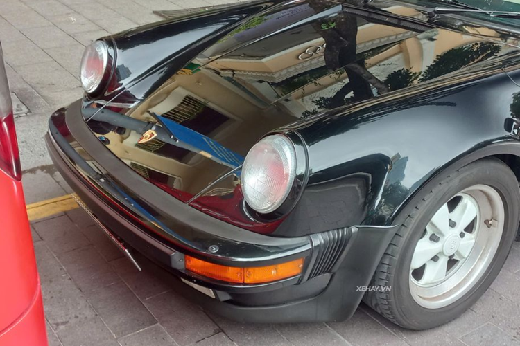 Chiếc Porsche 930 Turbo mui trần độc nhất Việt Nam có ngoại thất màu đen bóng cùng cặp đèn pha hình tròn nhô cao và bộ mâm 5 chấu với viền mâm dày sơn trắng nổi bật. Ngoài ra, xe còn có cánh gió cố định cỡ lớn phía sau lấy cảm hứng từ hình dạng đuôi cá voi.