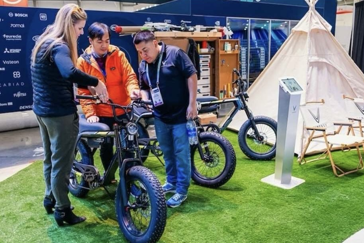 Xe đạp điện VinFast DrgnFly sử dụng động cơ 750W được tích hợp vào bánh sau, hộp số đơn cấp cùng với cảm biến mô-men xoắn. Cảm biến mô-men xoắn thích ứng mượt mà với từng chuyển động, phát hiện thay đổi lực lên đến 16.000 lần/giây, vượt xa so với cảm biến truyền thống của các xe đạp điện thông thường.