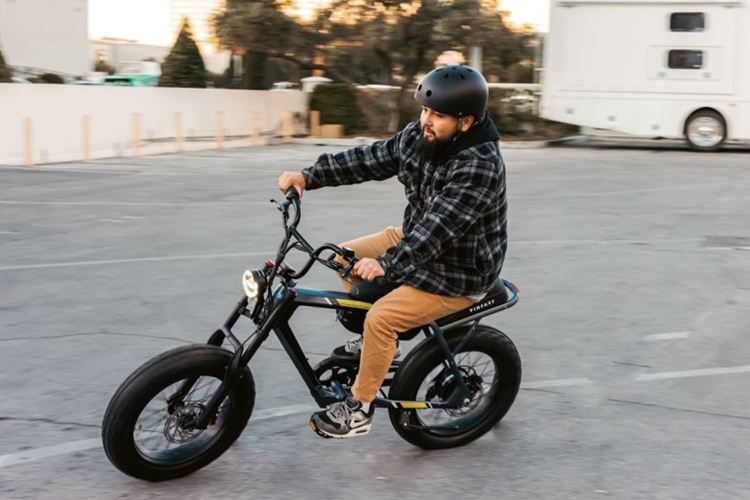 Nhờ đó, xe có thể đạt vận tốc tối đa lên đến 45 km/h. Trong khi đó, pin được đặt trên khung xe, cho phạm vi di chuyển 102 km sau mỗi lần sạc đầy và có thể tháo lắp dễ dàng. Ngoài ra, xe còn có hệ thống tối ưu năng lượng tiên tiến giúp người dùng di chuyển quãng đường dài hơn với nhiều chế độ lái.