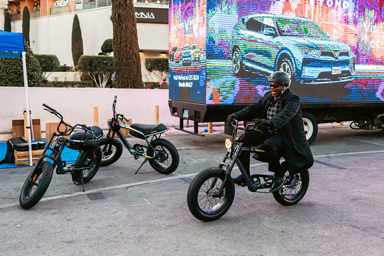 Là xe đạp điện thông minh, VinFast, DrgnFly có nhiều tính năng công nghệ tiên tiến như tích hợp kết nối 4G và các ứng dụng di động. Công nghệ này cho phép người dùng thay đổi chế độ lái, mở/khóa xe từ xa, định vị xe (GPS), lưu trữ hành trình qua ứng dụng di động.