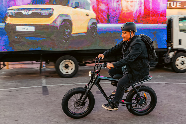 Chúng tôi hy vọng thiết kế độc đáo cùng các tính năng công nghệ thông minh của DrgnFly sẽ giúp di chuyển điện hóa trở thành một lựa chọn di chuyển an toàn, thú vị và dễ dàng tiếp cận hơn với mọi người", bà Trần Mai Hoa, Phó Tổng Giám đốc Kinh doanh và Marketing VinFast Toàn cầu, cho biết.