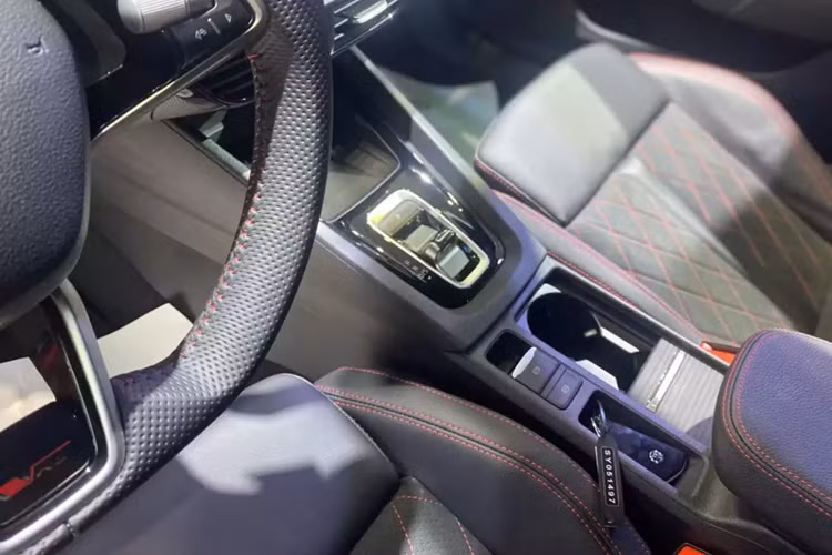 Nằm bên dưới nắp ca-pô của Skoda Octavia RS mới về Việt Nam là động cơ xăng 4 xi-lanh, tăng áp, dung tích 2.0L với công suất tối đa tăng lên 261 mã lực và mô-men xoắn cực đại 370 Nm.