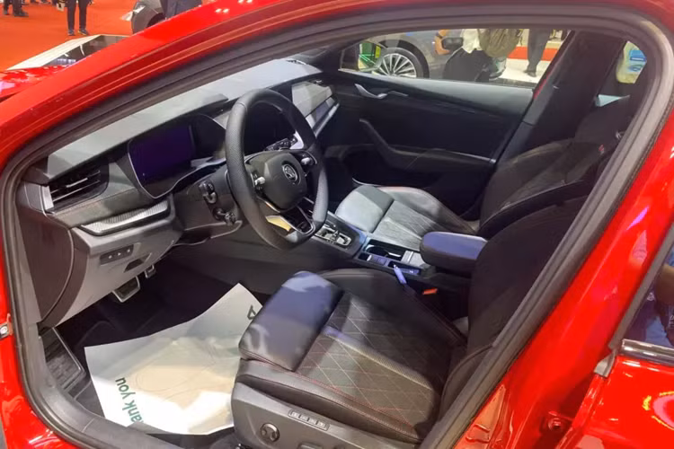 Logo RS xuất hiện khá nhiều như ở lưới tản nhiệt, đặt chếch bên phải của xe, và đuôi xe. Bên trong xe, Skoda Octavia bản nâng cấp mới nhất đã tạo ấn tượng với bảng đồng hồ kỹ thuật số và màn hình cảm ứng trung tâm tiêu chuẩn đều có kích thước 10 inch. Nếu chi thêm tiền, khách hàng có thể trang bị màn hình cảm ứng trung tâm 13 inch cho xe.