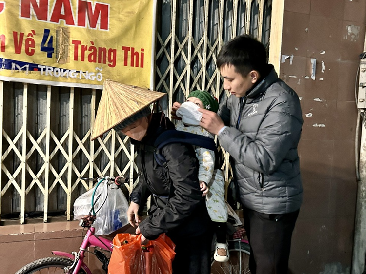 Người lang thang trong giá rét được Hà Nội đưa về chăm sóc - Hình 5 Nguoi lang thang trong gia ret duoc Ha Noi dua ve cham soc-Hinh-5