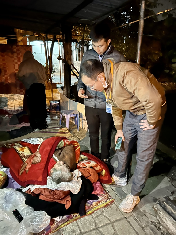 Người lang thang trong giá rét được Hà Nội đưa về chăm sóc - Hình 4 Nguoi lang thang trong gia ret duoc Ha Noi dua ve cham soc-Hinh-4