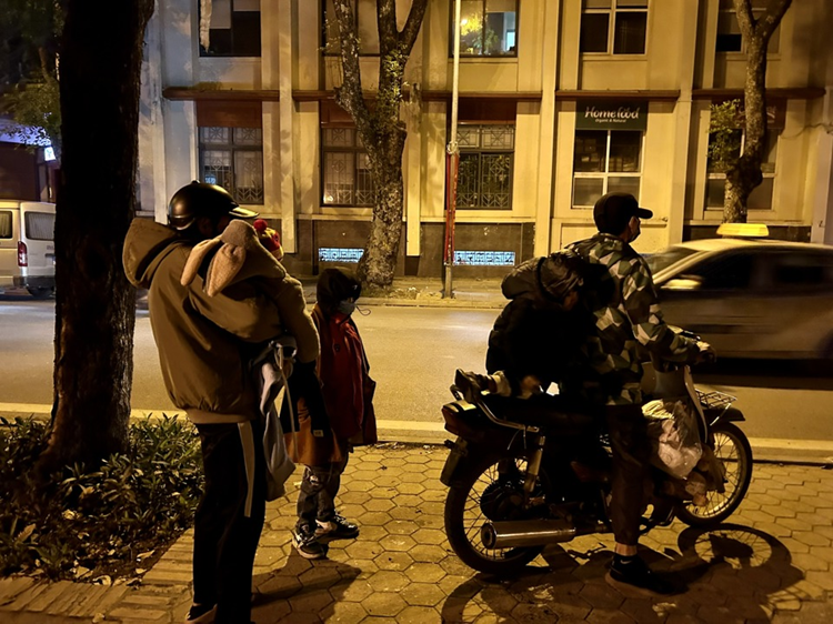 Người lang thang trong giá rét được Hà Nội đưa về chăm sóc - Hình 3 Nguoi lang thang trong gia ret duoc Ha Noi dua ve cham soc-Hinh-3