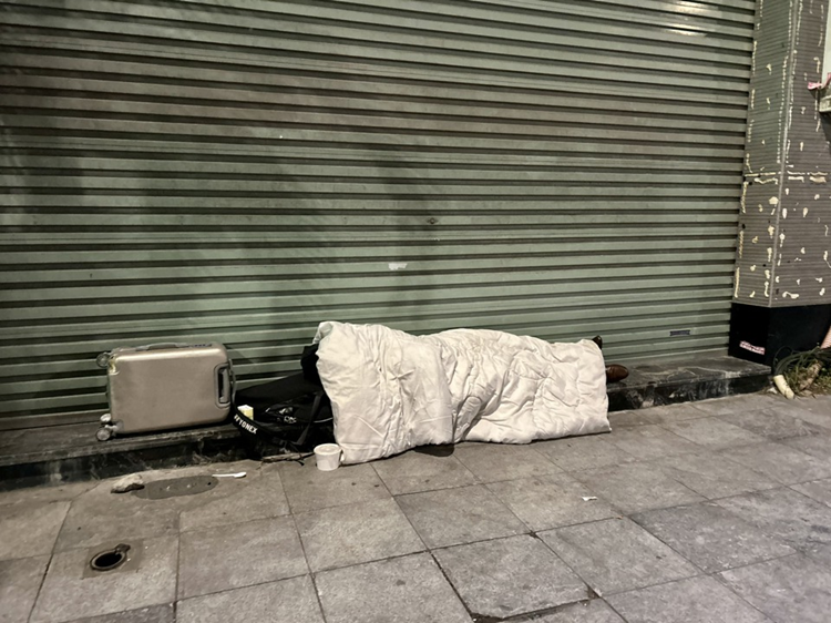 Người lang thang trong giá rét được Hà Nội đưa về chăm sóc Nguoi lang thang trong gia ret duoc Ha Noi dua ve cham soc