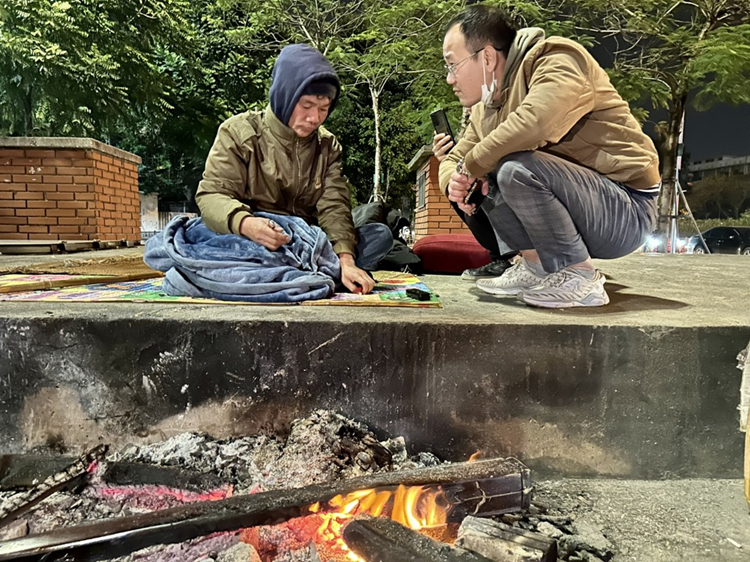 Người lang thang trong giá rét được Hà Nội đưa về chăm sóc - Hình 2 Nguoi lang thang trong gia ret duoc Ha Noi dua ve cham soc-Hinh-2