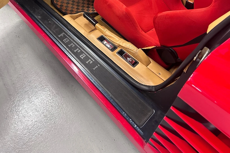 Chiếc siêu xe Ferrari F512 M thuộc sở hữu của tay đua F1 người Áo Gerhard Berger trước khi bị đánh cắp trong thời gian diễn ra chặng đua San Marino Grand Prix 1995 tại thành phố Imola, Italy.