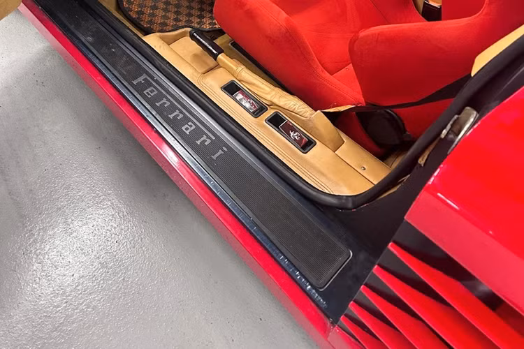 Chiếc siêu xe Ferrari F512 M thuộc sở hữu của tay đua F1 người Áo Gerhard Berger trước khi bị đánh cắp trong thời gian diễn ra chặng đua San Marino Grand Prix 1995 tại thành phố Imola, Italy.