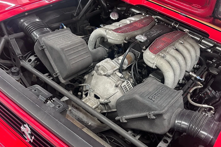 F512 M là phiên bản cuối cùng của mẫu xe thể thao Ferrari Testarossa với số lượng giới hạn 501 chiếc toàn cầu. Chiếc xe của Gerhard Berger mang màu sơn đỏ cùng nội thất phối đỏ tương tự.