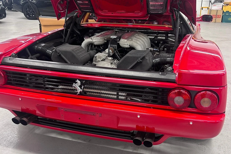 Ferrari F512 M được trang bị động cơ 12 xy-lanh dung tích 4.9L, công suất tối đa 441 mã lực, đi kèm hộp số sàn 5 cấp. Xe có khả năng tăng tốc 0-100 km/h trong 4,7 giây và tốc độ tối đa 315 km/h.