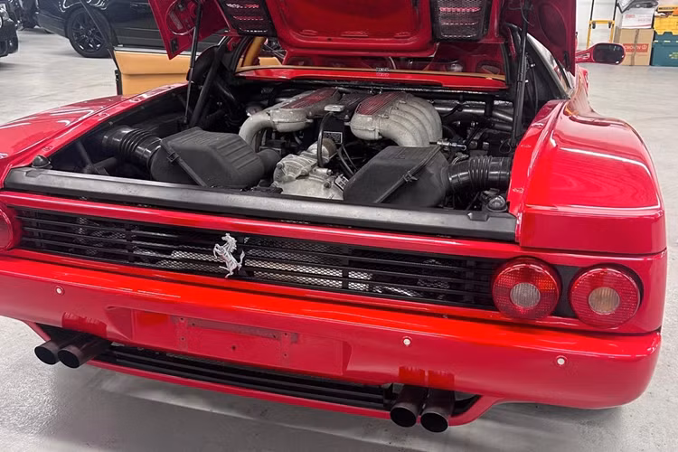 Ferrari F512 M được trang bị động cơ 12 xy-lanh dung tích 4.9L, công suất tối đa 441 mã lực, đi kèm hộp số sàn 5 cấp. Xe có khả năng tăng tốc 0-100 km/h trong 4,7 giây và tốc độ tối đa 315 km/h.