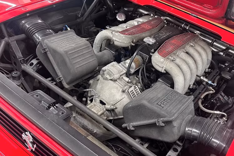 F512 M là phiên bản cuối cùng của mẫu xe thể thao Ferrari Testarossa với số lượng giới hạn 501 chiếc toàn cầu. Chiếc xe của Gerhard Berger mang màu sơn đỏ cùng nội thất phối đỏ tương tự.