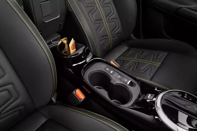 Màn hình thông tin giải trí của xe không chỉ tăng kích thước mà còn hỗ trợ kết nối Android Auto/Apple CarPlay không dây và đi kèm hệ thống điều khiển bằng giọng nói nâng cấp.