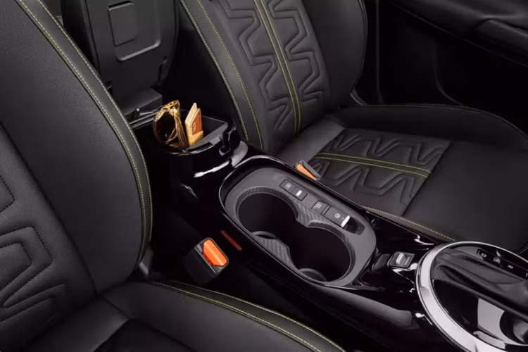 Màn hình thông tin giải trí của xe không chỉ tăng kích thước mà còn hỗ trợ kết nối Android Auto/Apple CarPlay không dây và đi kèm hệ thống điều khiển bằng giọng nói nâng cấp.