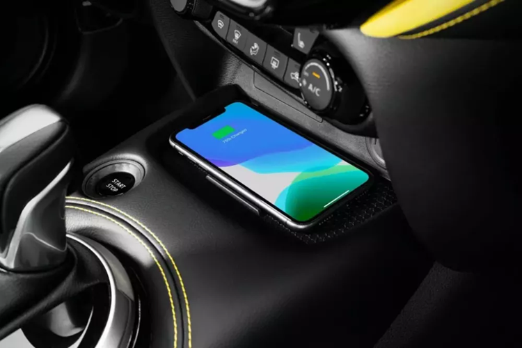 Thay đổi tiếp theo bên trong Nissan Juke 2024 là vô lăng bọc da mềm mượt hơn, hộc đựng găng rộng hơn và ghế mới với bệ tì tay tái thiết kế giúp đem lại cảm giác thoải mái hơn. Bên cạnh đó là những trang bị tiêu chuẩn như phanh tay điện tử, sạc điện thoại không dây và cổng USB Type A/Type C cho mọi hành khách.