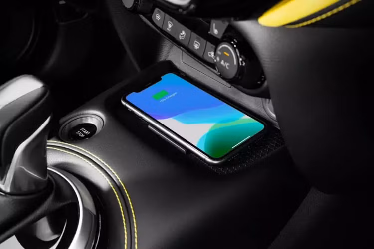 Thay đổi tiếp theo bên trong Nissan Juke 2024 là vô lăng bọc da mềm mượt hơn, hộc đựng găng rộng hơn và ghế mới với bệ tì tay tái thiết kế giúp đem lại cảm giác thoải mái hơn. Bên cạnh đó là những trang bị tiêu chuẩn như phanh tay điện tử, sạc điện thoại không dây và cổng USB Type A/Type C cho mọi hành khách.